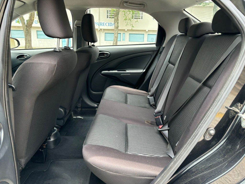 Toyota Etios Sedan Preto