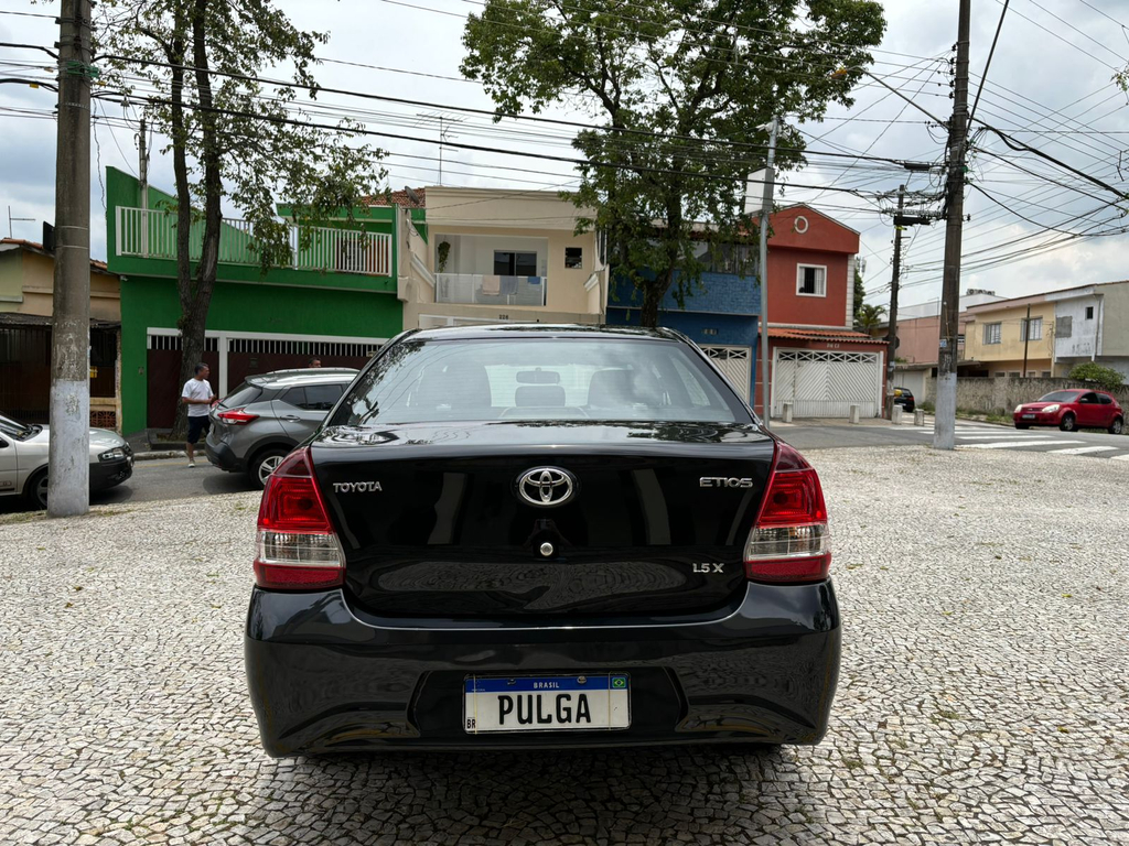 Toyota Etios Sedan Preto