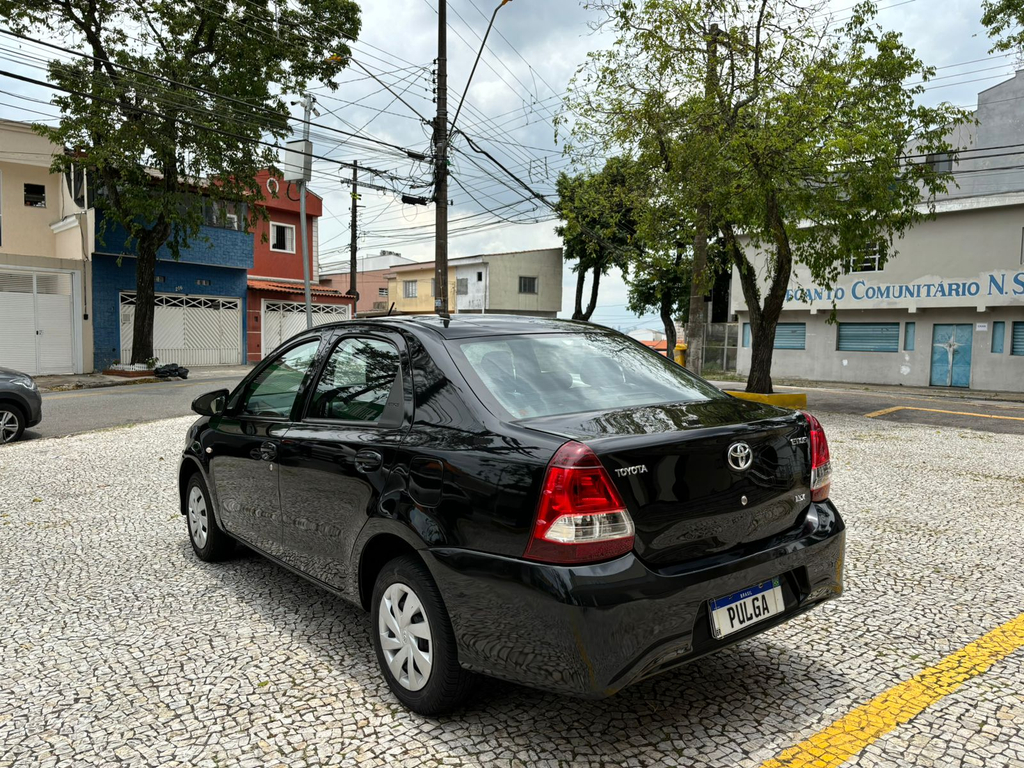 Toyota Etios Sedan Preto