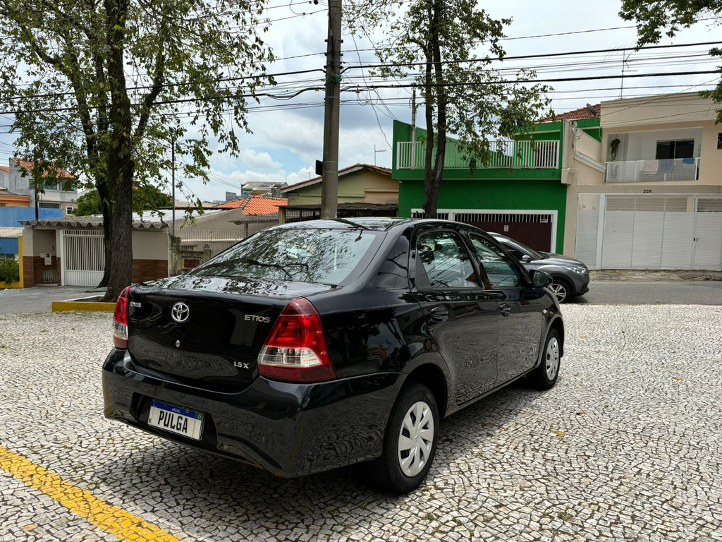 Toyota Etios Sedan Preto