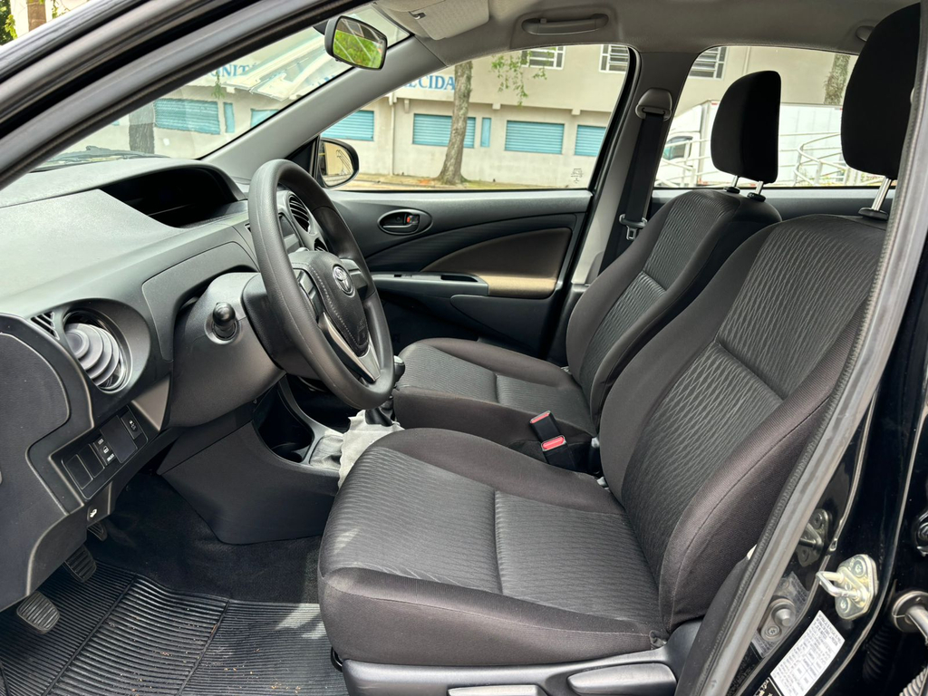 Toyota Etios Sedan Preto