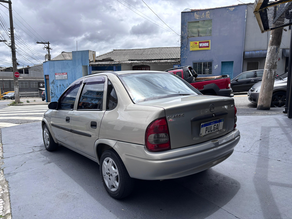 Chevrolet Classic Bege