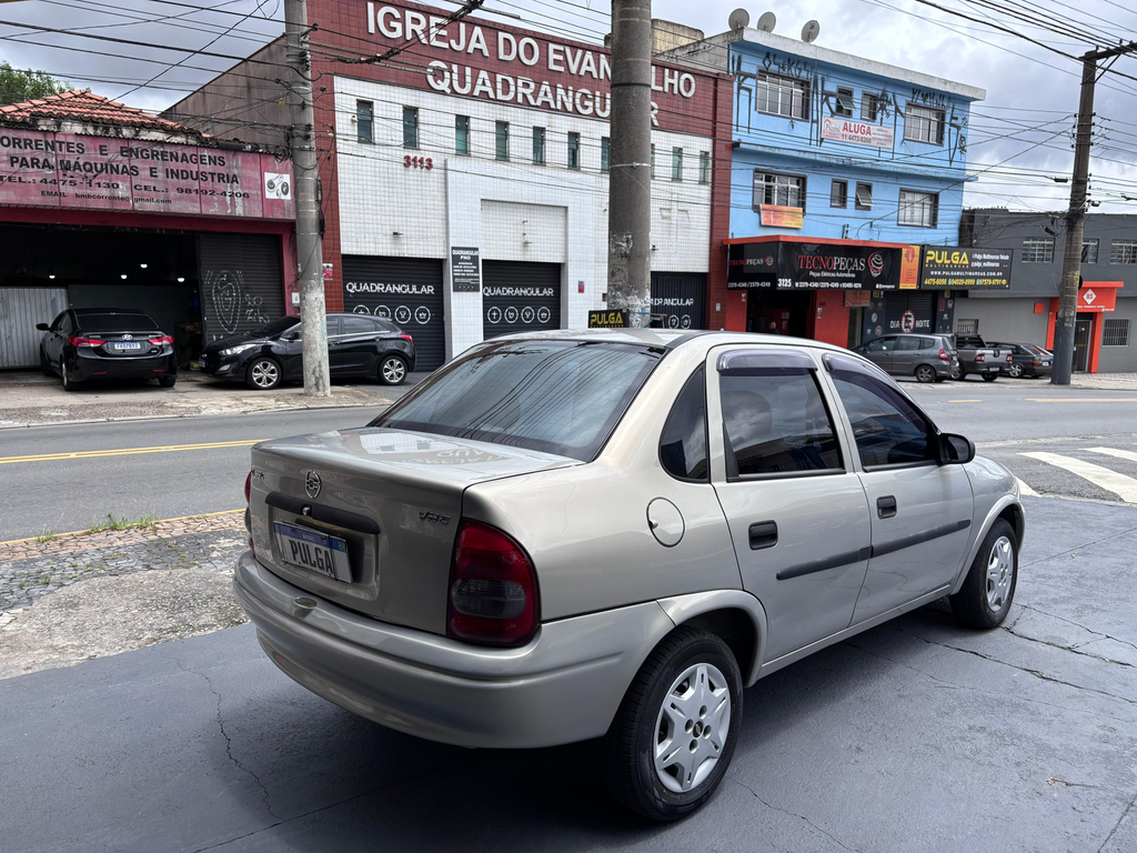 Chevrolet Classic Bege