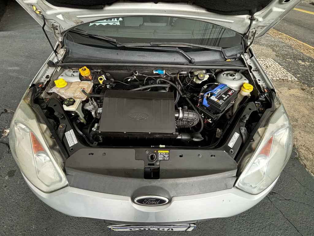 Ford Fiesta Sedan Prata