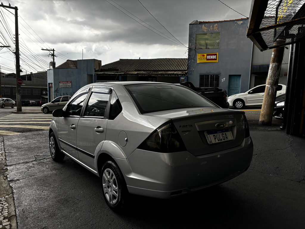 Ford Fiesta Sedan Prata
