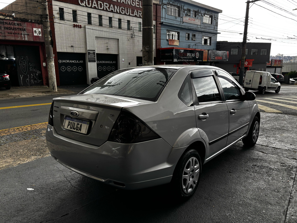 Ford Fiesta Sedan Prata