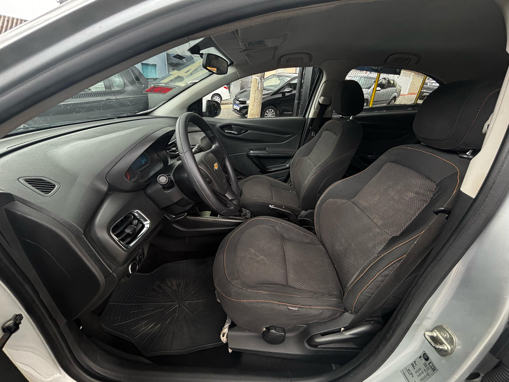Chevrolet Onix Prata