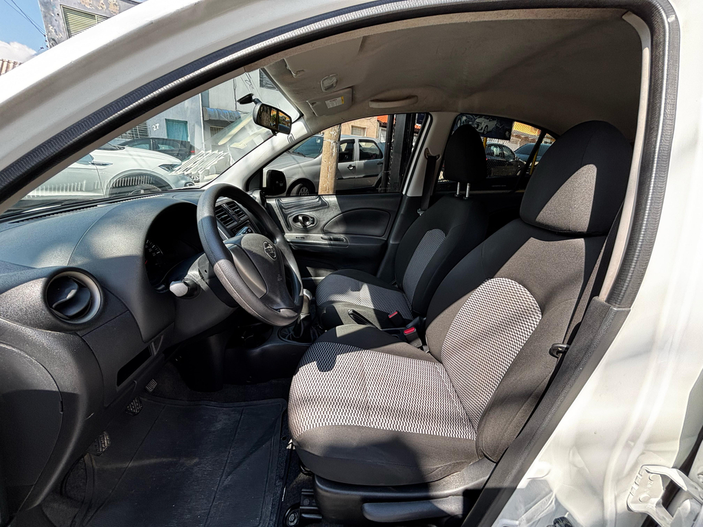 Nissan March Branco