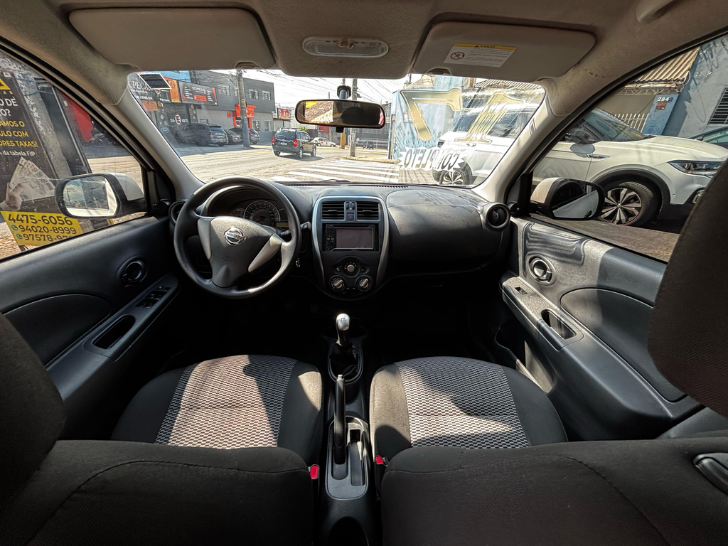 Nissan March Branco