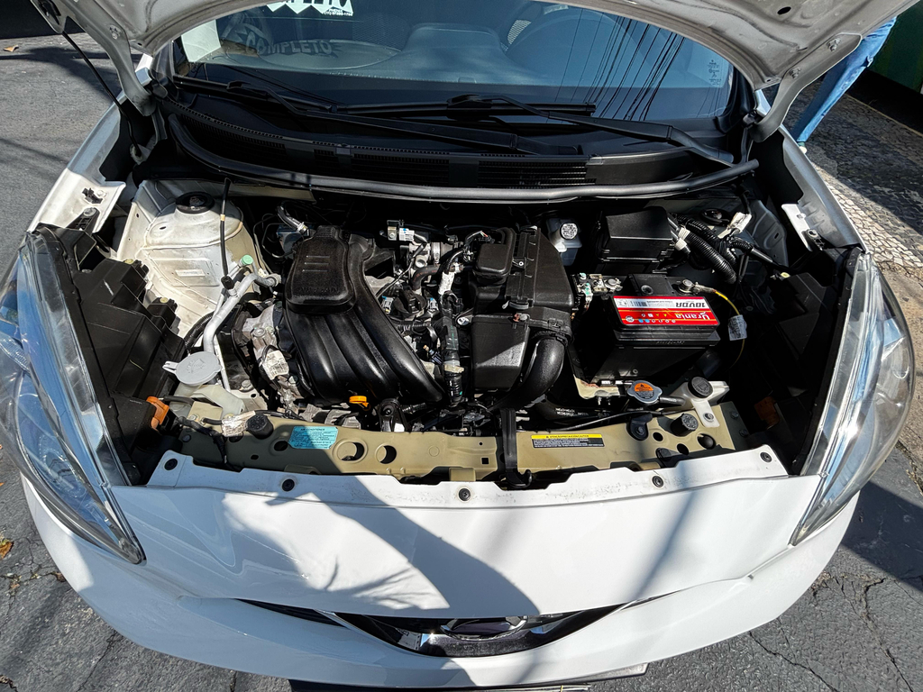 Nissan March Branco