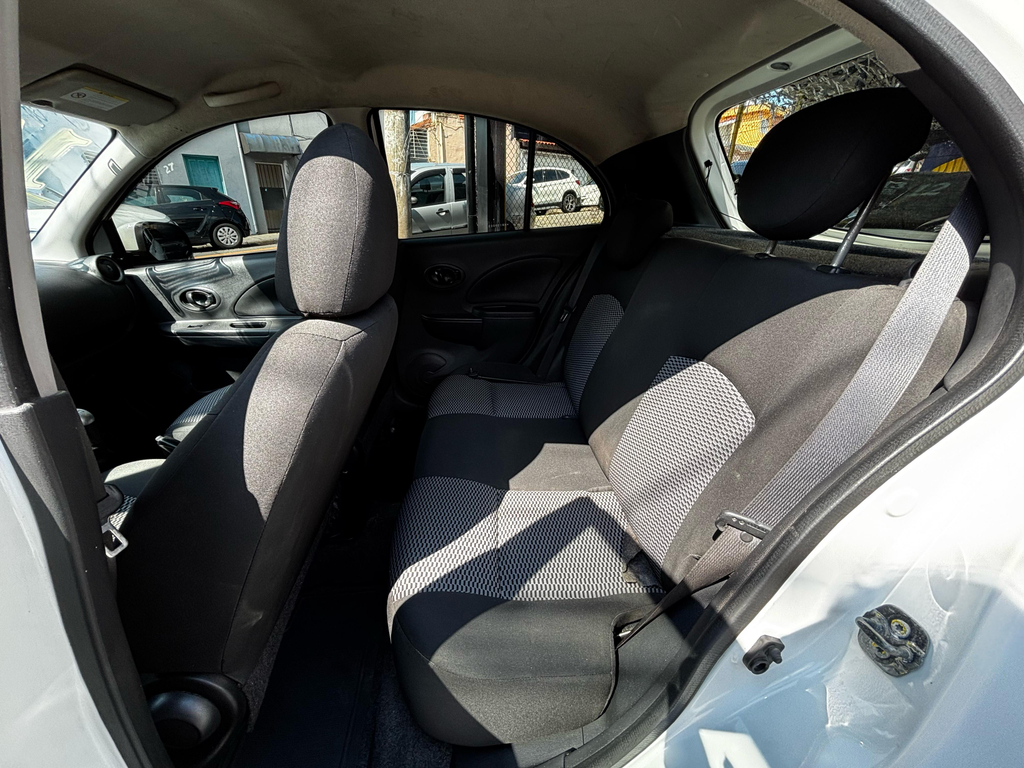 Nissan March Branco