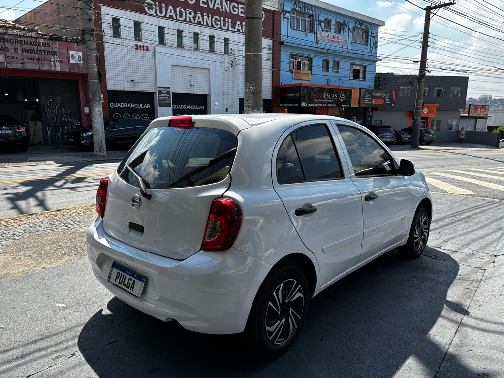 Nissan March Branco