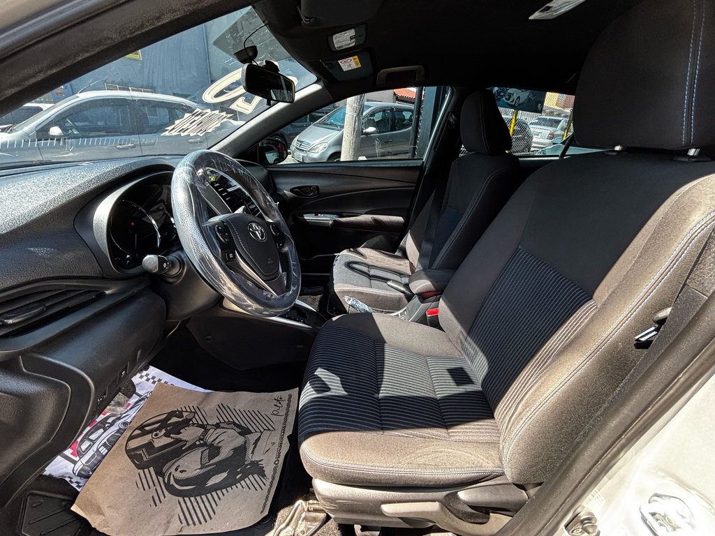 Toyota Yaris Hatch Prata