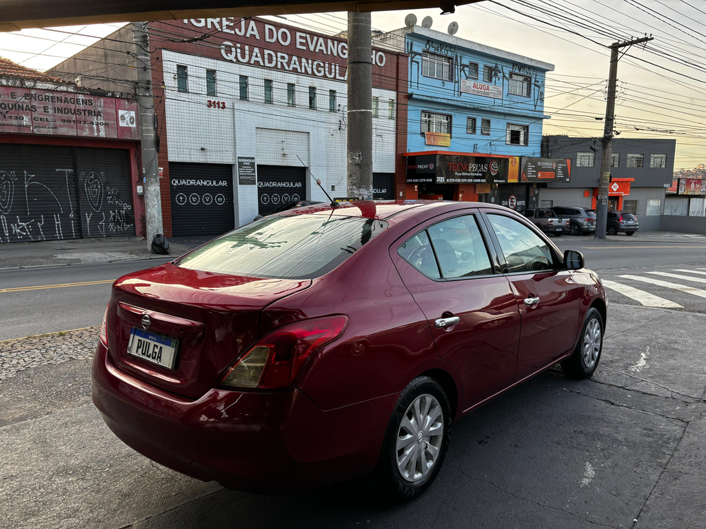 Nissan Versa Vermelho