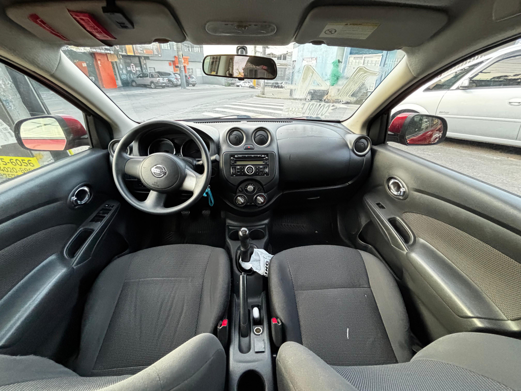 Nissan Versa Vermelho