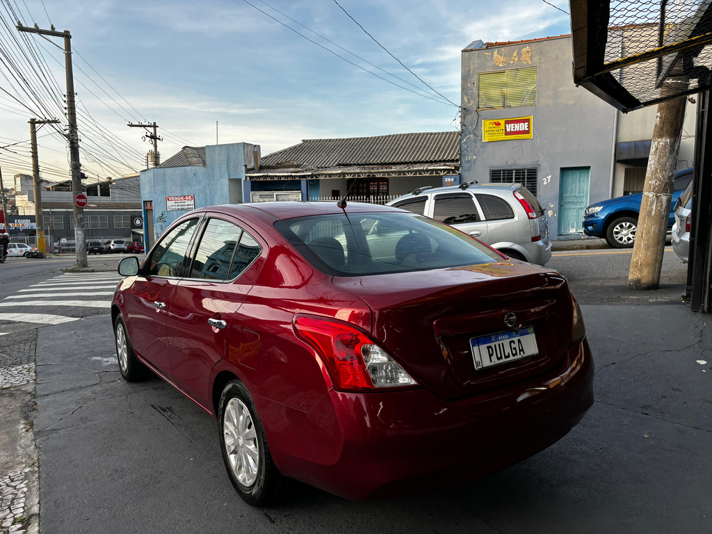 Nissan Versa Vermelho