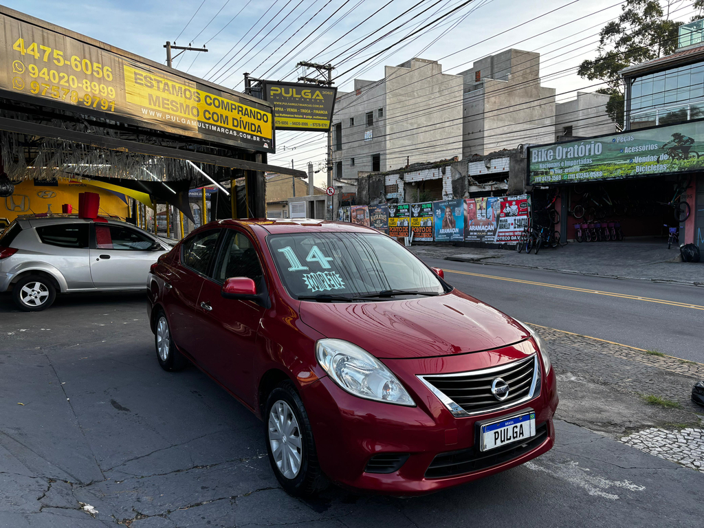 Nissan Versa Vermelho