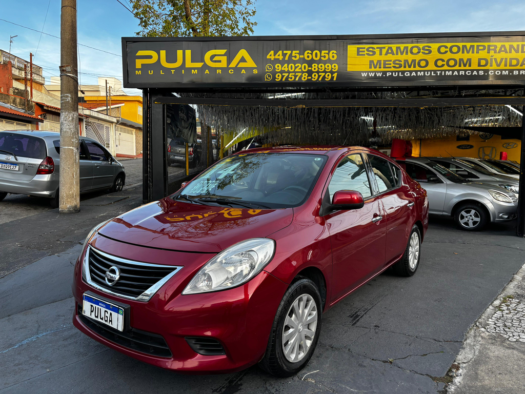 Nissan Versa Vermelho