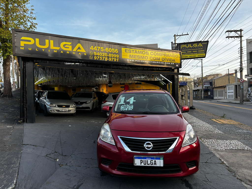 Nissan Versa Vermelho