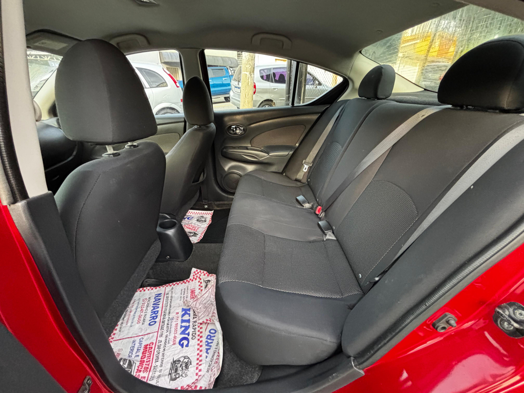 Nissan Versa Vermelho