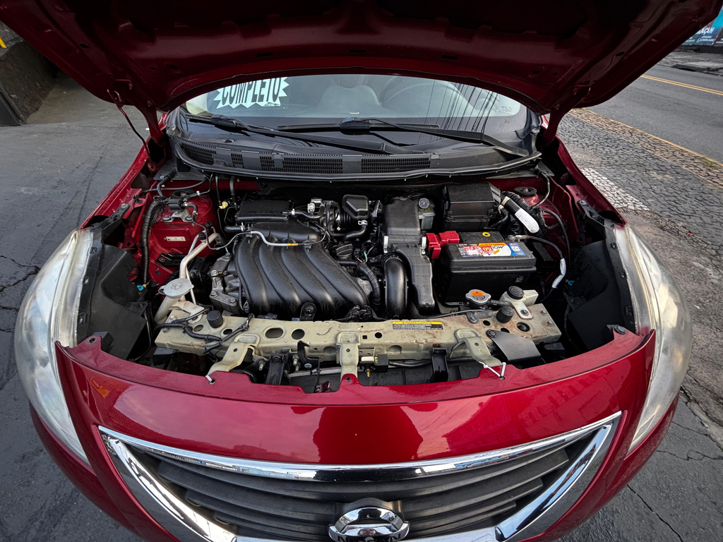 Nissan Versa Vermelho