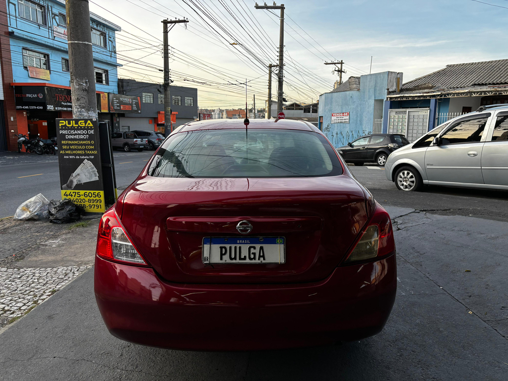 Nissan Versa Vermelho
