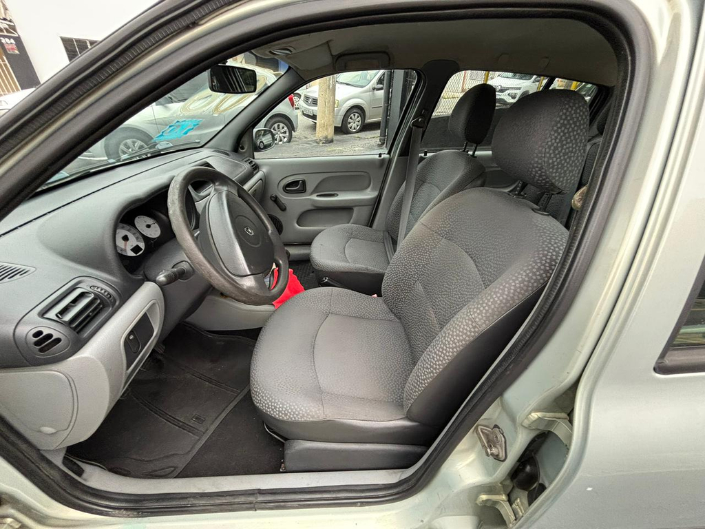 Renault Clio Sedan Prata