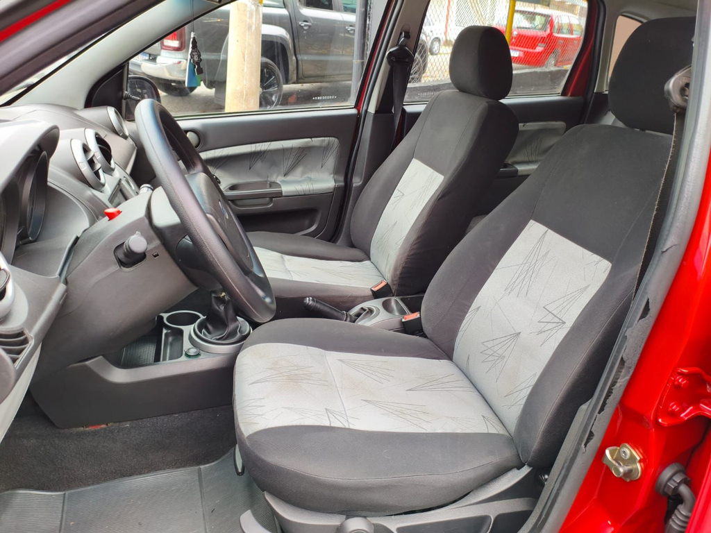 Ford Fiesta Hatch Vermelho
