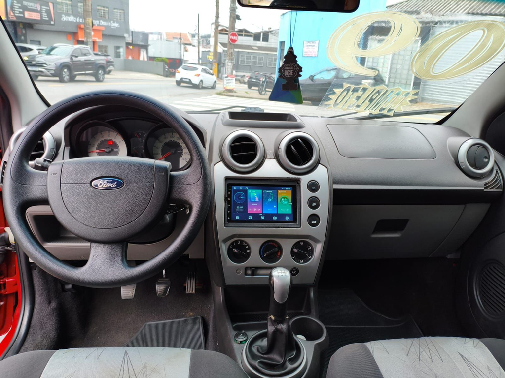 Ford Fiesta Hatch Vermelho